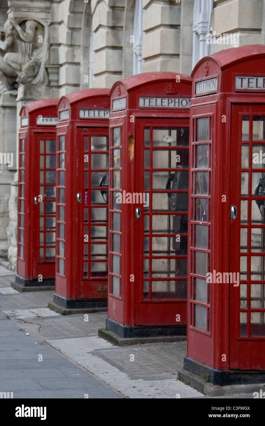 5.5.2011 eine Reihe von roten Telefonzellen Stockfoto