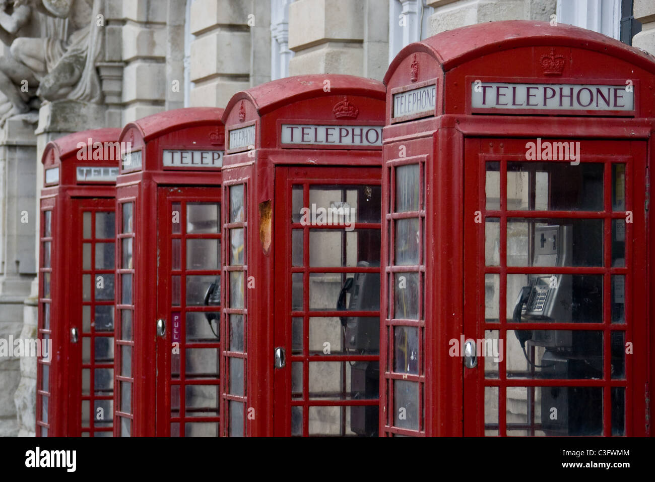 5.5.2011 eine Reihe von roten Telefonzellen Stockfoto