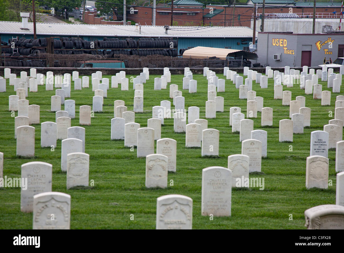 Knoxville, Tennessee - eine gebrauchte Reifen Shop ist neben der Knoxville Staatsangehörig-Kirchhof. Stockfoto