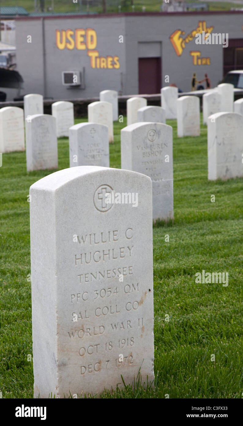 Knoxville, Tennessee - eine gebrauchte Reifen Shop ist neben der Knoxville Staatsangehörig-Kirchhof. Stockfoto