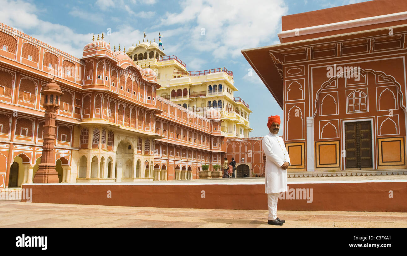 Wachmann stand in einem Palast, Stadtschloss, Jaipur, Rajasthan, Indien Stockfoto