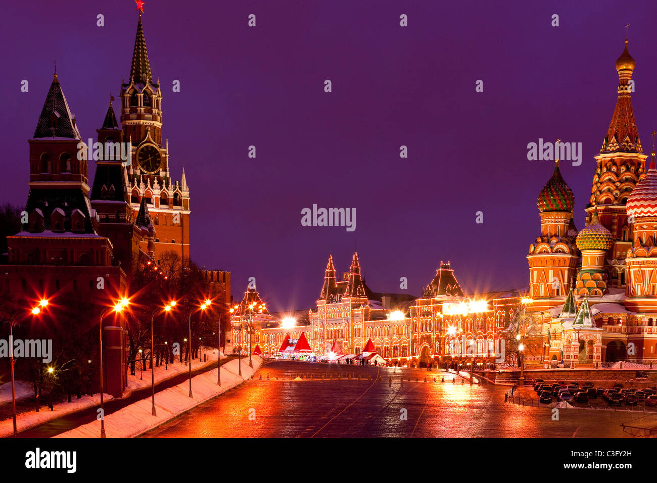 Roter Platz, GUM, Basilius-Kathedrale und dem Kreml in Moskau während der Weihnachtszeit Stockfoto