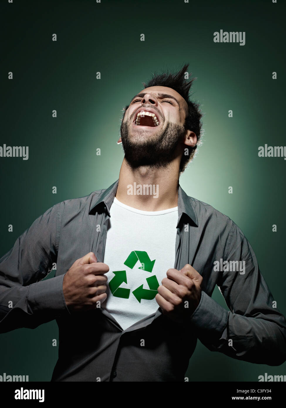 Kaukasischen Mann mit recycling-Zeichen in seinem Hemd Stockfoto