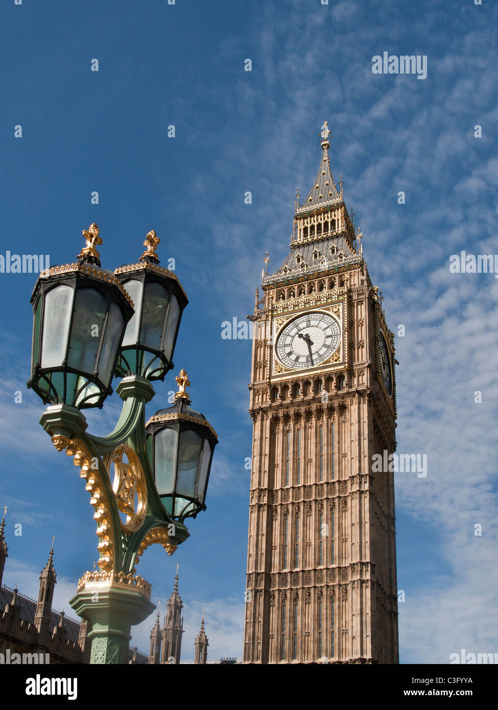 Big Ben Clock Tower und Erbe Laternen auf Westminster Bridge in London England UK Stockfoto