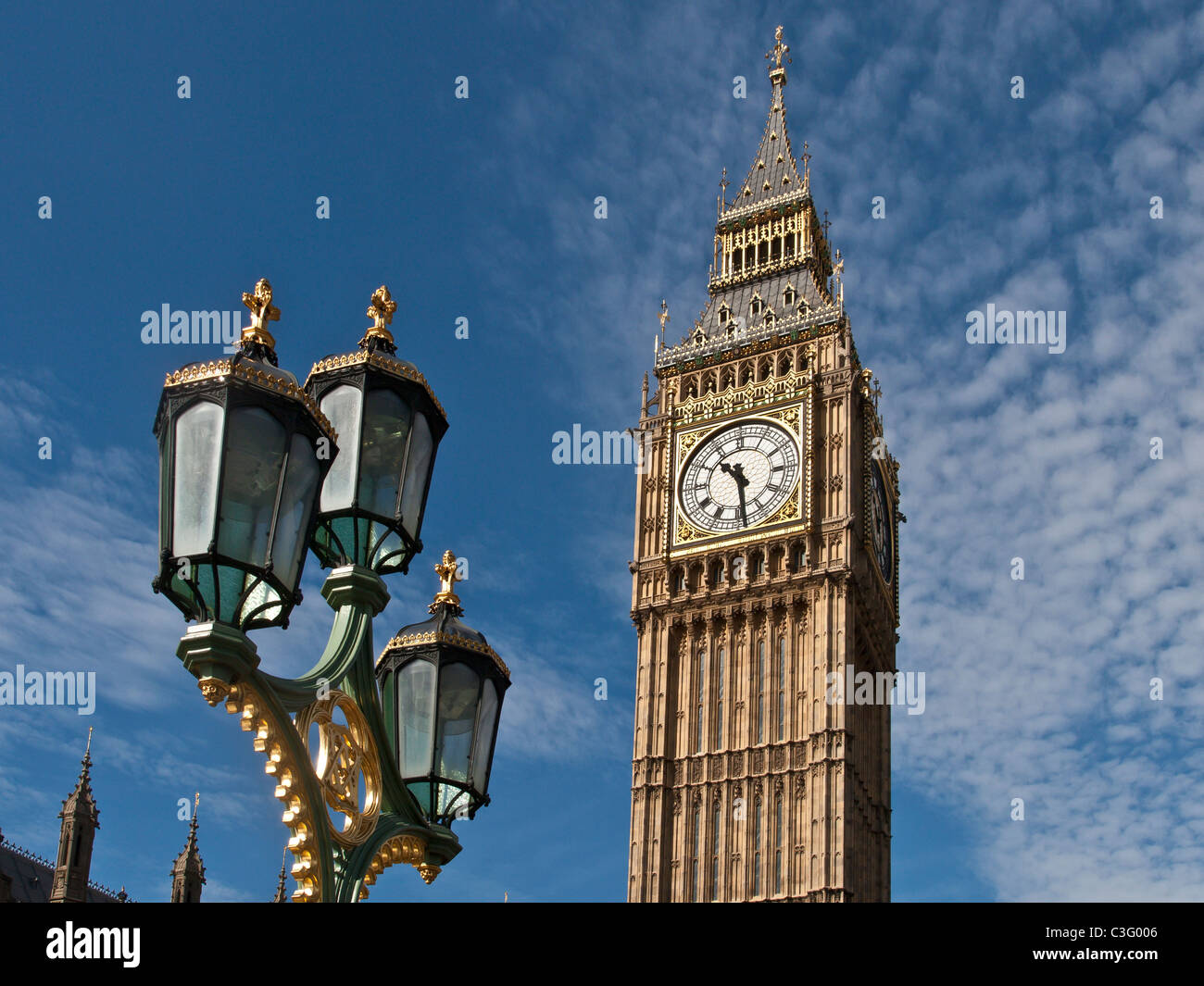 Big Ben Clock Tower und Erbe Laternen auf Westminster Bridge in London England UK Stockfoto