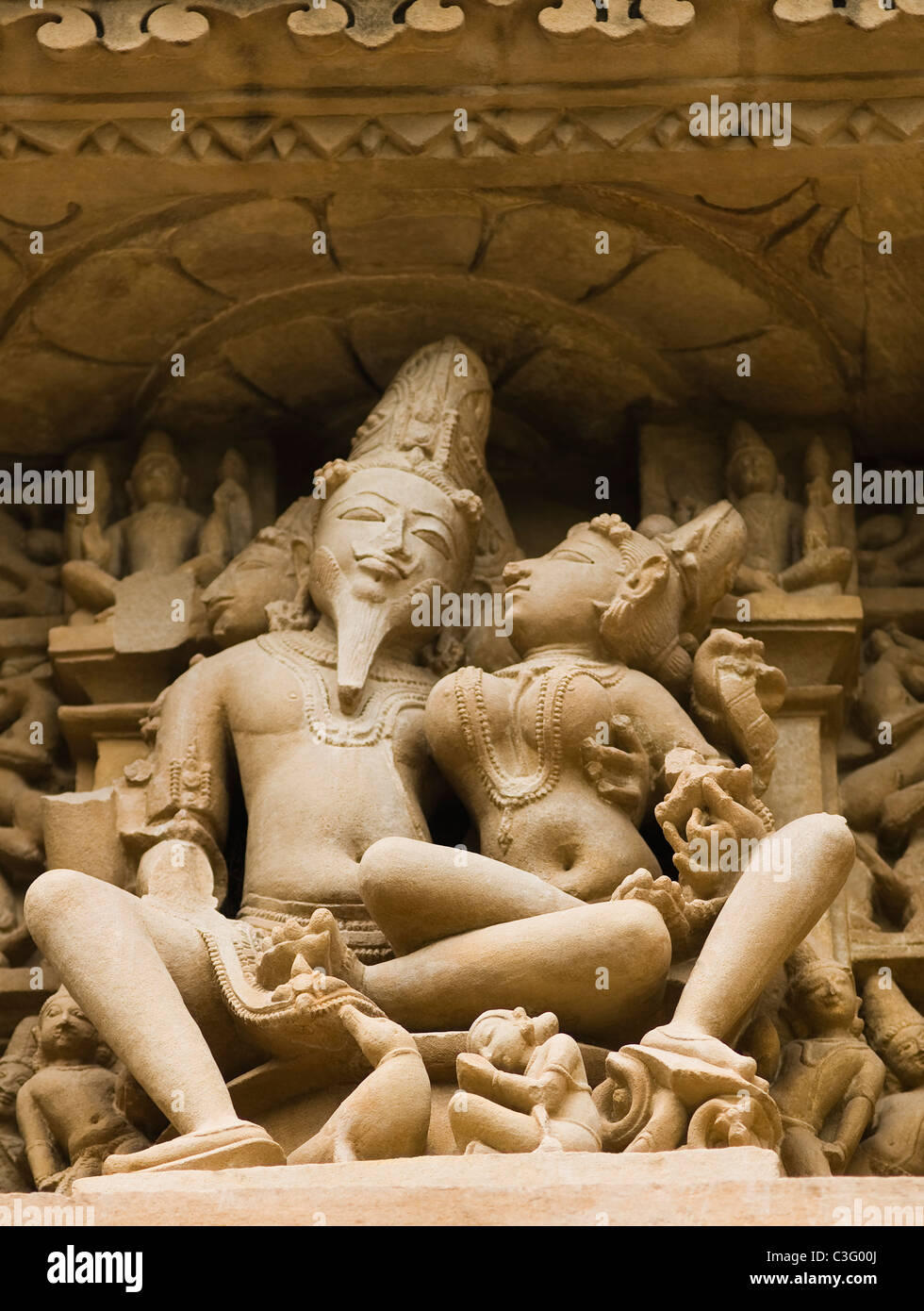 Skulpturen-Detail eines Tempels, Kandariya Mahadeva Tempel, Khajuraho, Chhatarpur Bezirk, Madhya Pradesh, Indien Stockfoto