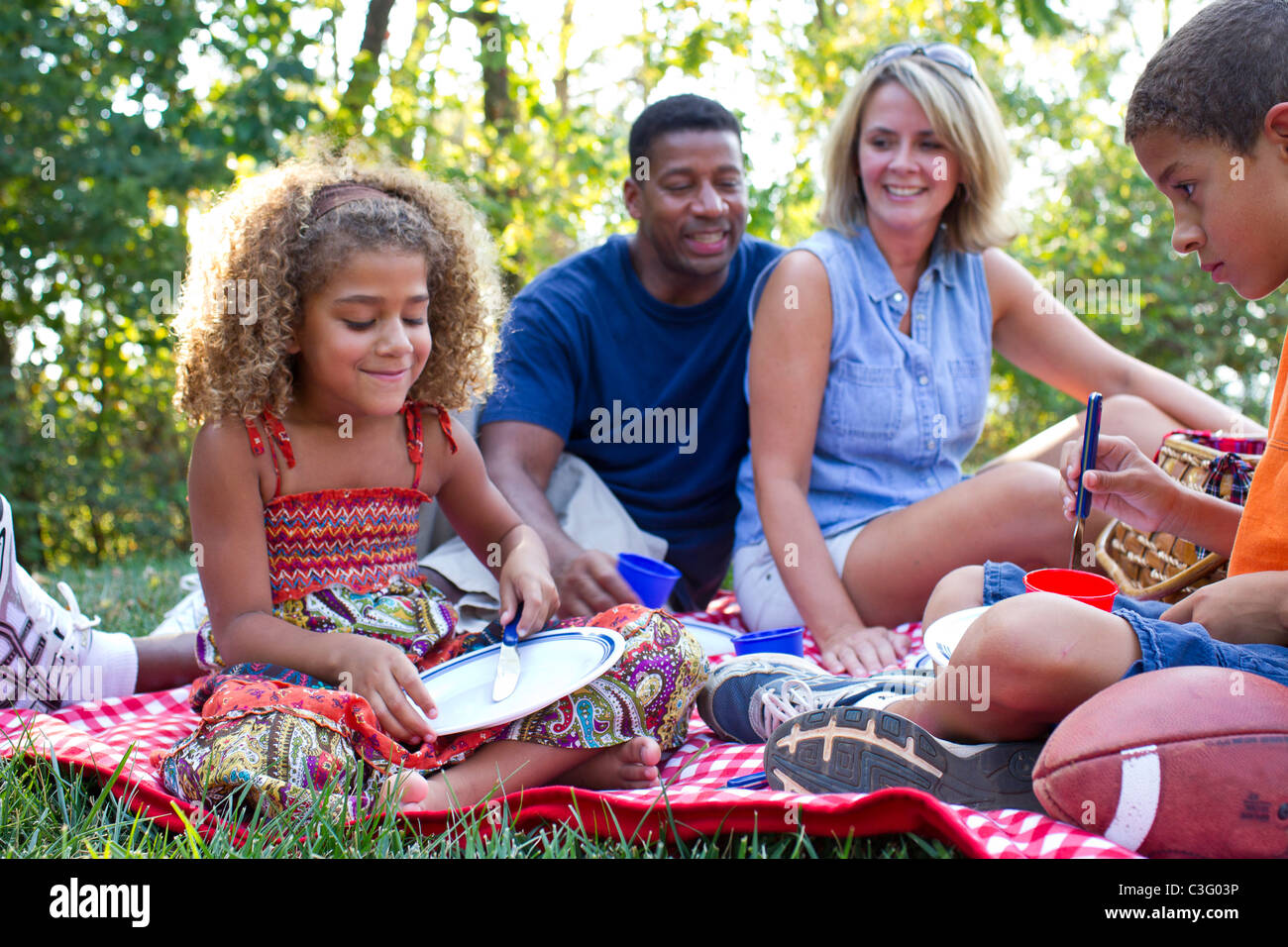 Interracial Familie Picknick Stockfoto