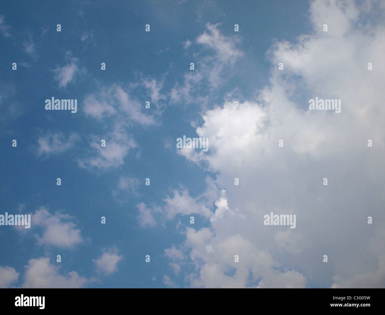 Blauer Himmel mit schöne Wolken Stockfoto