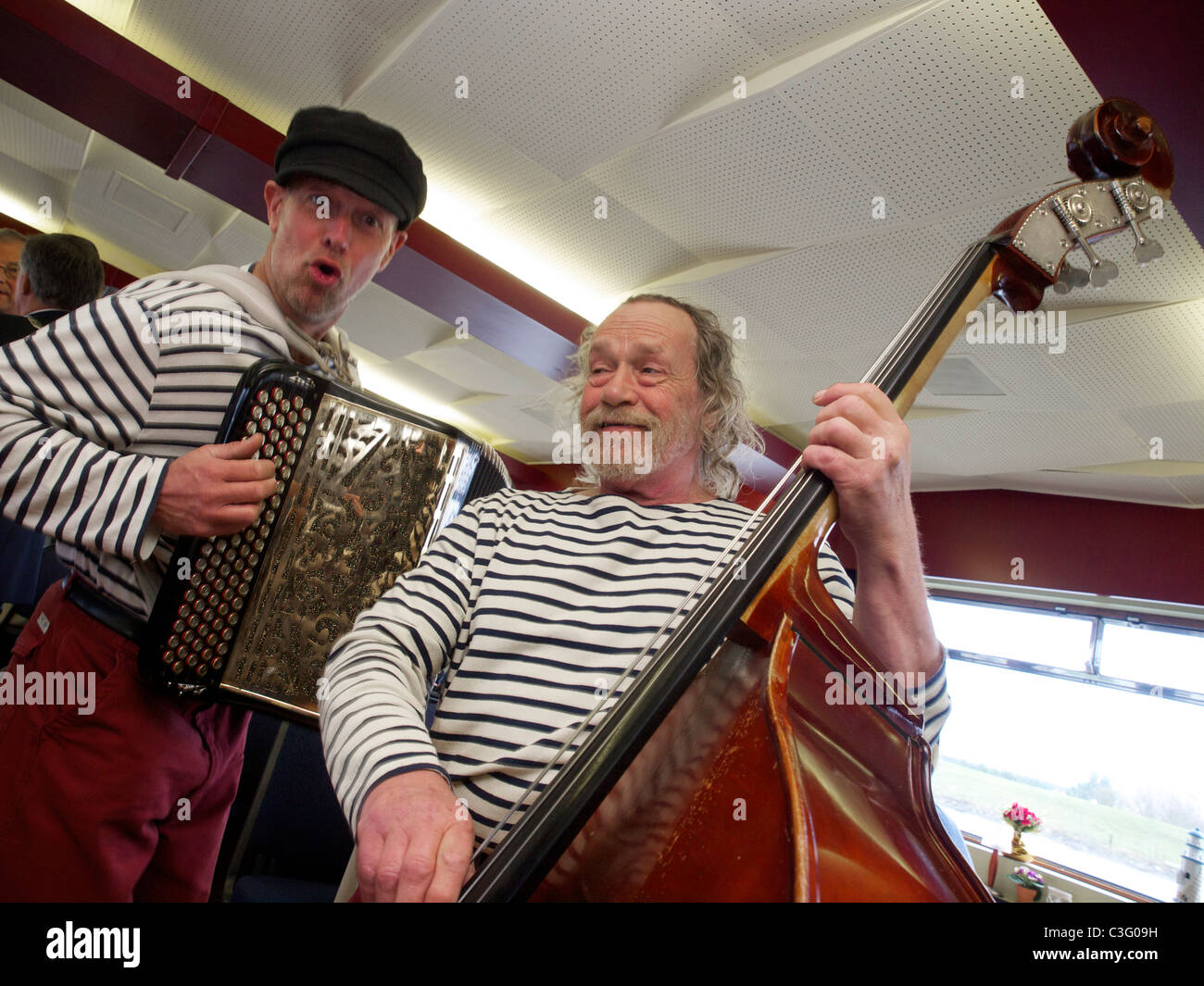 Zwei Männer singen traditionelle Segler an Bord eines Schiffes der Partei. Zierikzee, Zeeland, Niederlande Stockfoto