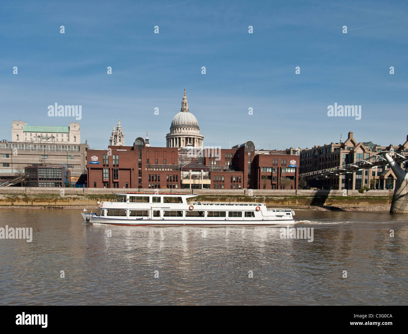 Fluss-Fähre vorbei an City of London School und St. Pauls Cathedral auf dem Fluss Themse London UK Stockfoto