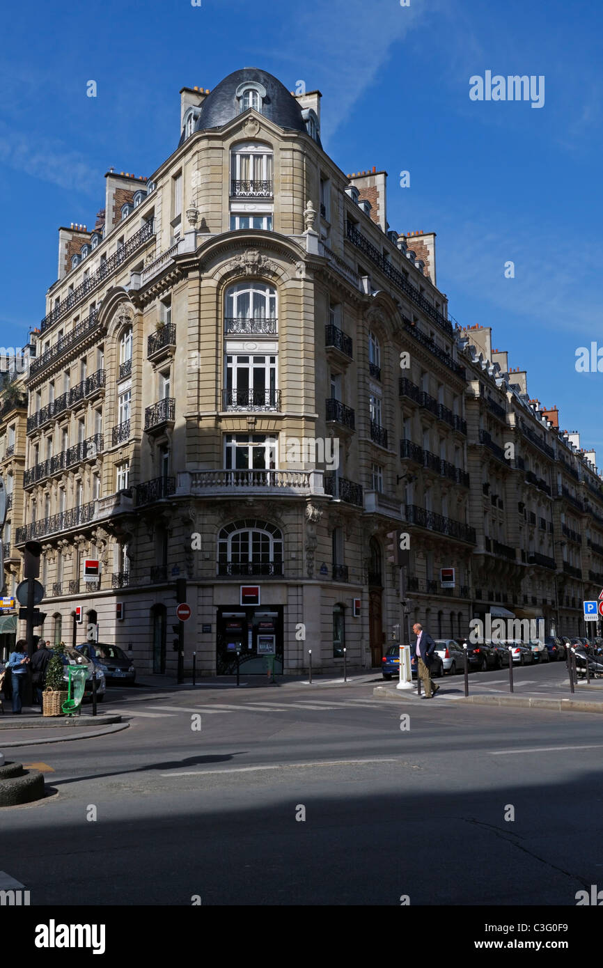 Mehrfamilienhaus an einer Ecke Avenue Bosquet im 7. Arrondissement, Paris Stockfoto