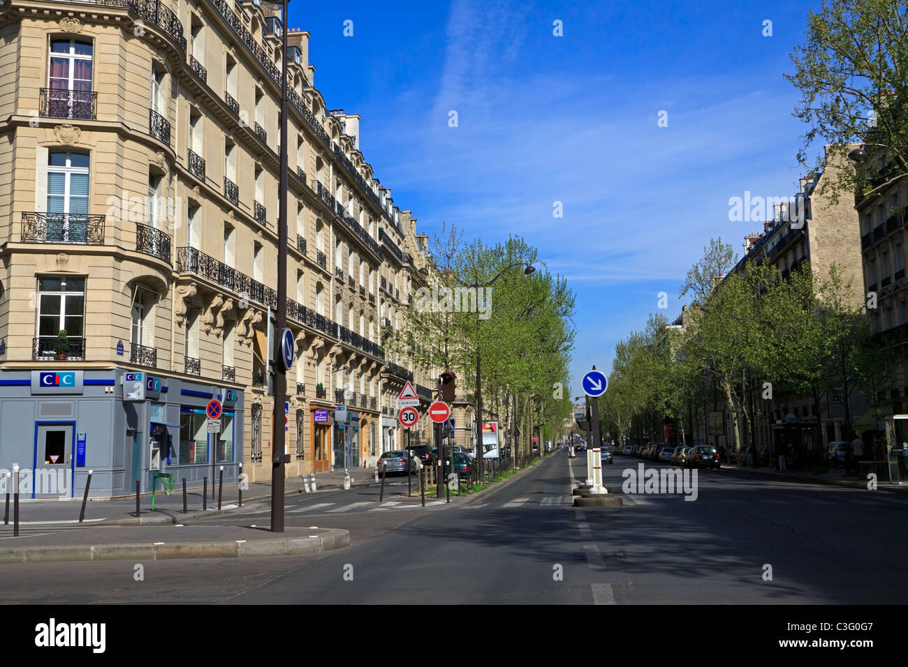 Eine typische Allee im 7. Arrondissement in Paris Stockfoto