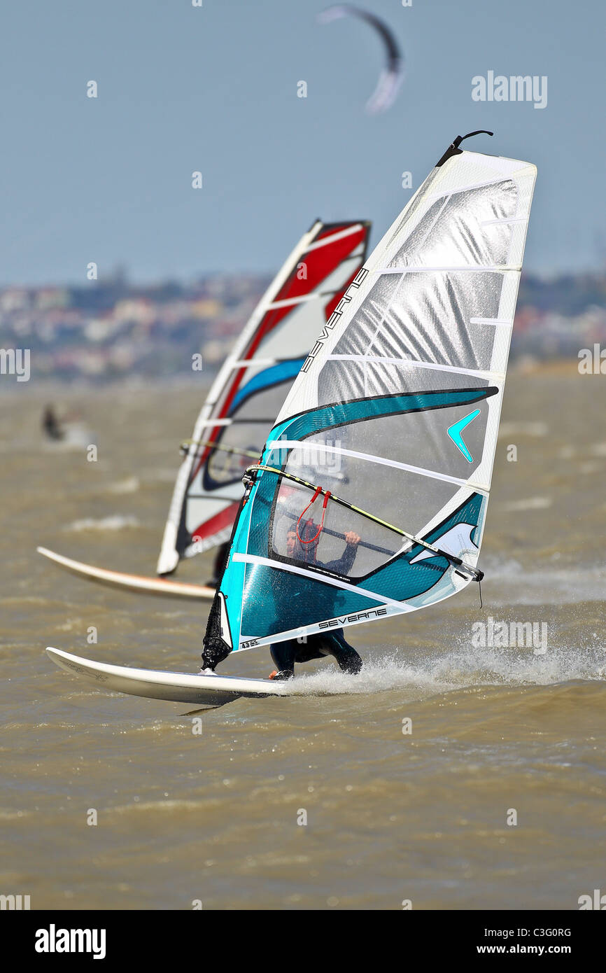 Aktion erschossen von einem Windsurfer am Neusiedler See, Österreich. Stockfoto