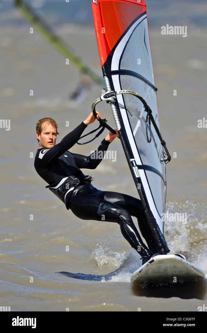 Aktion erschossen von einem Windsurfer am Neusiedler See, Österreich. Stockfoto