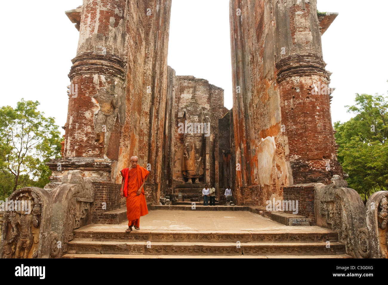 Buddhistischer Mönch auf den Stufen des antiken Ruinen in Polonnaruwa Sri Lanka Stockfoto