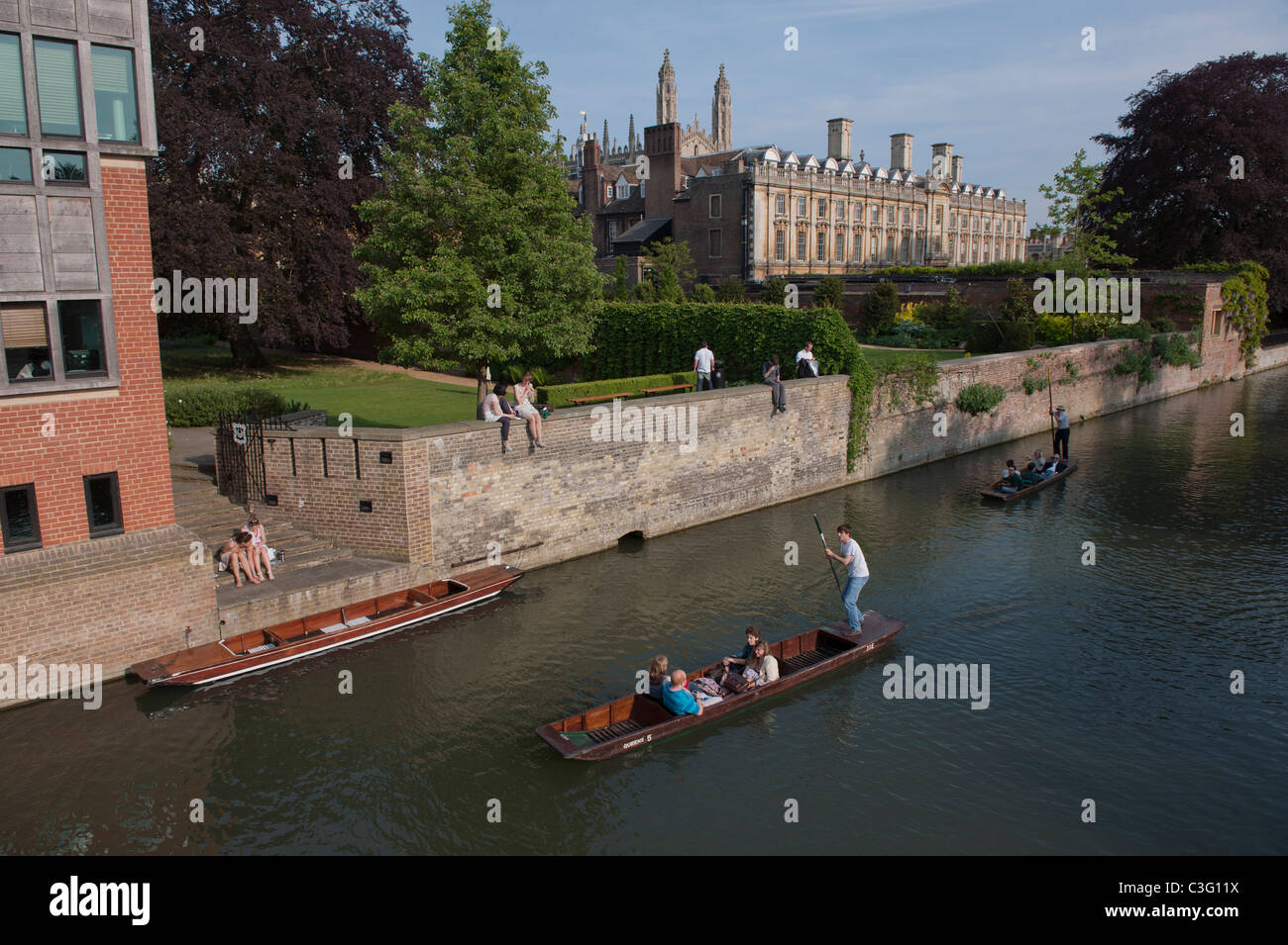 Cambridge. Bootfahren auf dem Fluss Cam entlang The Backs vorbei an den großen Universitäten Cambridge, England. 05.06.2011. Stockfoto