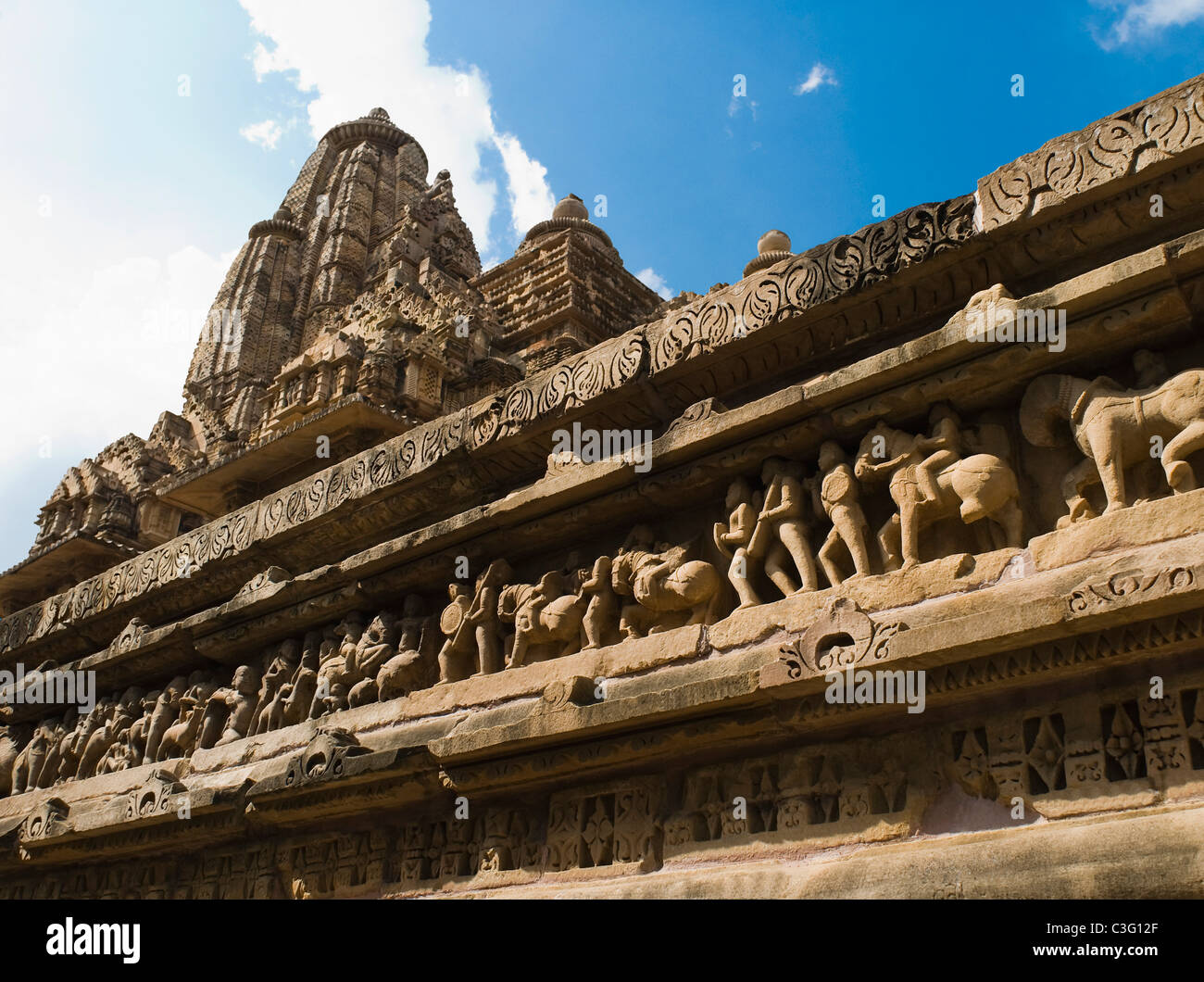 Niedrigen Winkel Ansicht eines Tempels, Khajuraho, Chhatarpur Bezirk, Madhya Pradesh, Indien Stockfoto