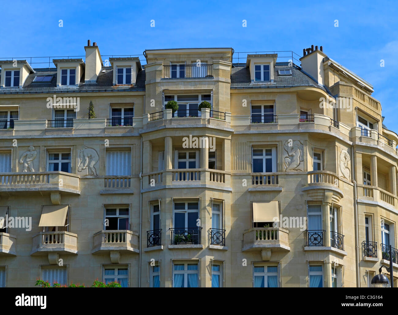 Gehobene Ferienwohnung im 7. Arrondissement in Paris. Das Gebäude wurde im Jahre 1927, J & A Fidler, Architekten gebaut. Stockfoto