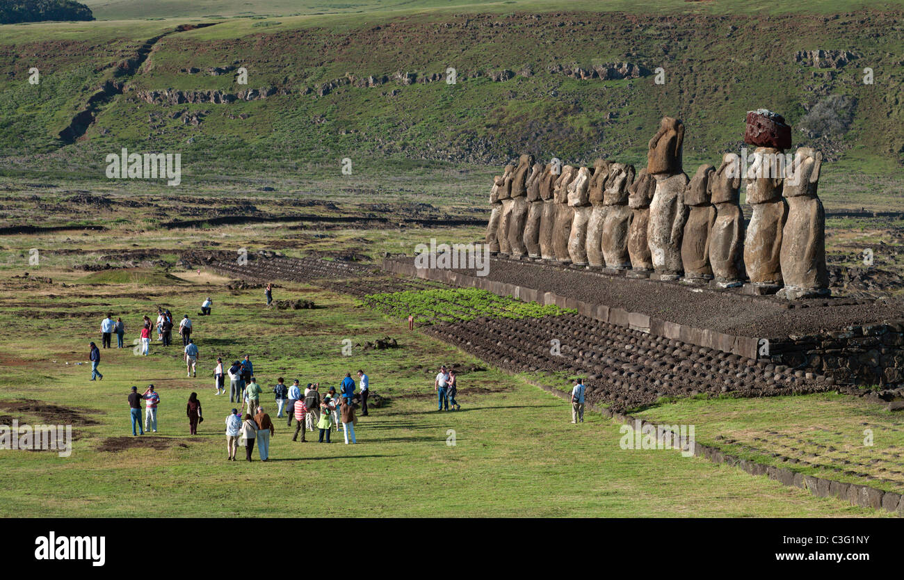 Touristen am Ahu Tongariki hat 15 Moais, die meisten stehen an einem Ort, von denen noch hat seinen Haarschopf. Osterinsel Stockfoto