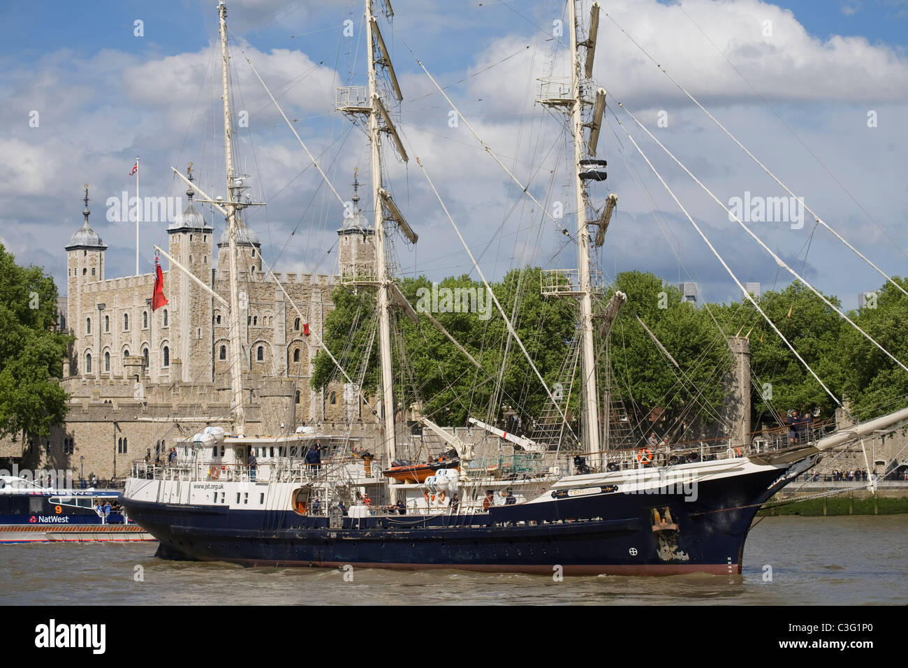 groß Schiff SV hartnäckig den Tower of London im Hintergrund Segelschiff Jubilee Sailing Trust Stockfoto