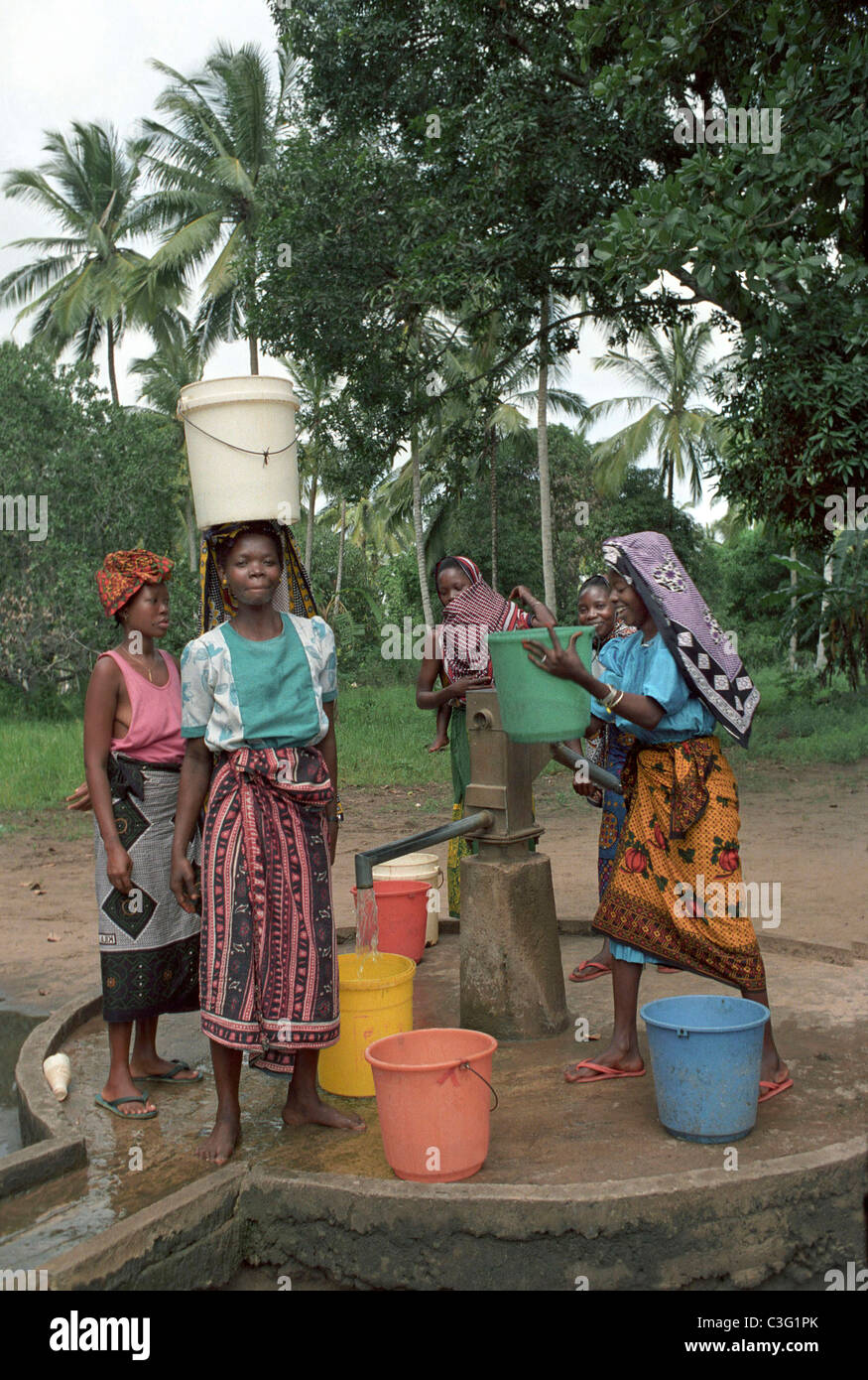 Kenia. Durch eine staatliche schwedische Entwicklung Projekt die Leute haben Wasser pumpen. Stockfoto