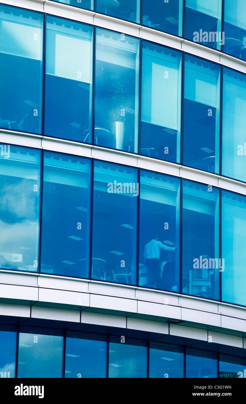 Geschäftsleute mit informellen Treffen in high-Rise Büro Stockfoto