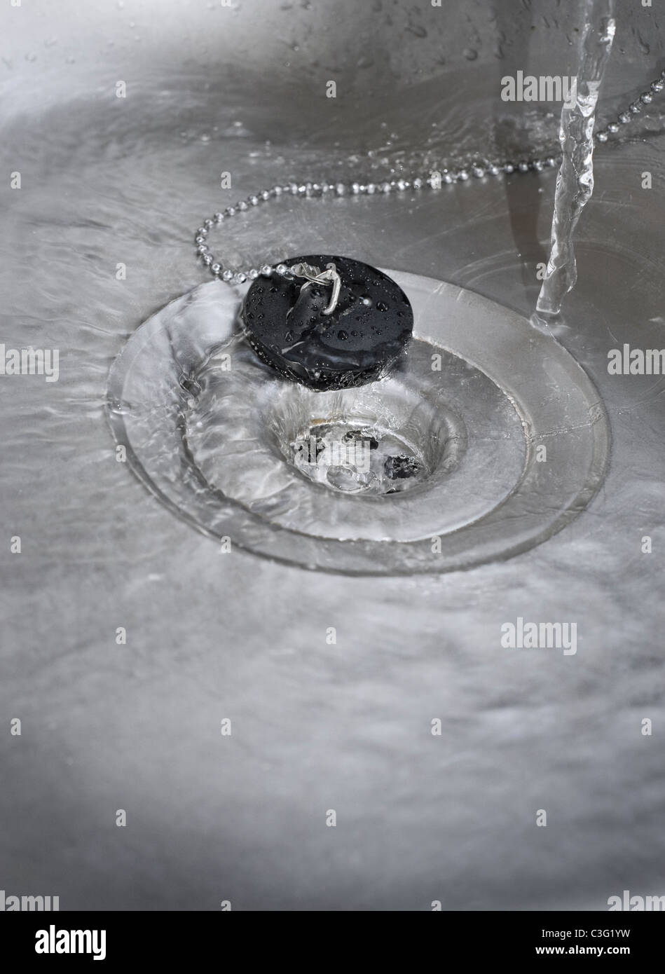Wasser in der Abfluss im Waschbecken Stockfoto
