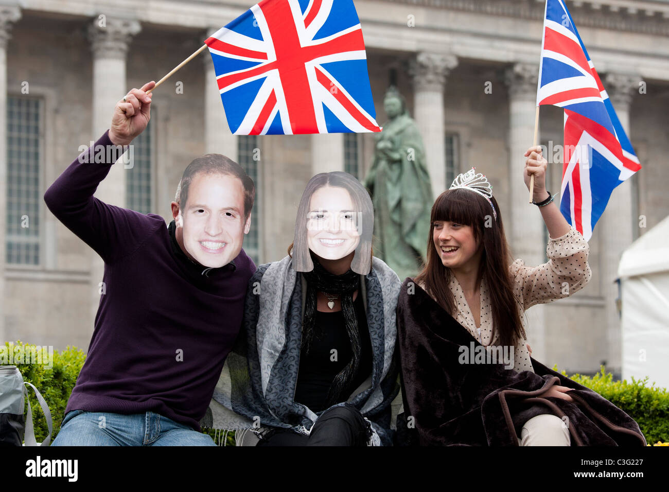 Die königliche Hochzeit Feier von Prinz William, Kate Middleton, beobachtet von Menschenmassen in Victoria Square, Birmingham. Stockfoto