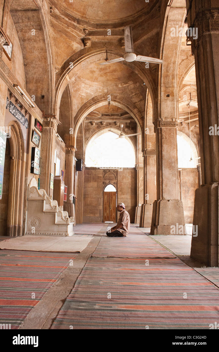 Mann, der betet in einer Moschee, Siddi Sayed Moschee, Ahmedabad, Gujarat, Indien Stockfoto