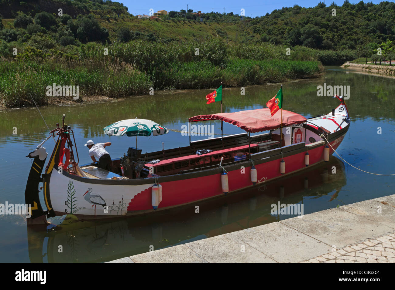 Silves Rio Arade Waterfront mit einem traditionellen Stil Touristenboot, Algarve, Portugal. Stockfoto