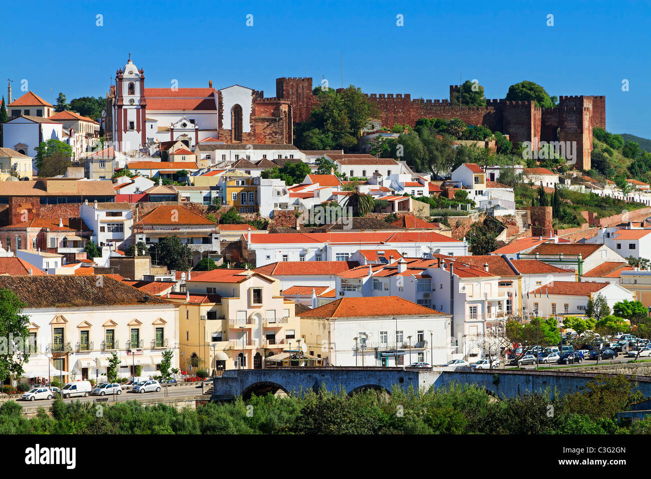 Silves, Algarve, Portugal. Blick auf die Stadt mit der Burg und die Kathedrale auf dem Hügel. Stockfoto