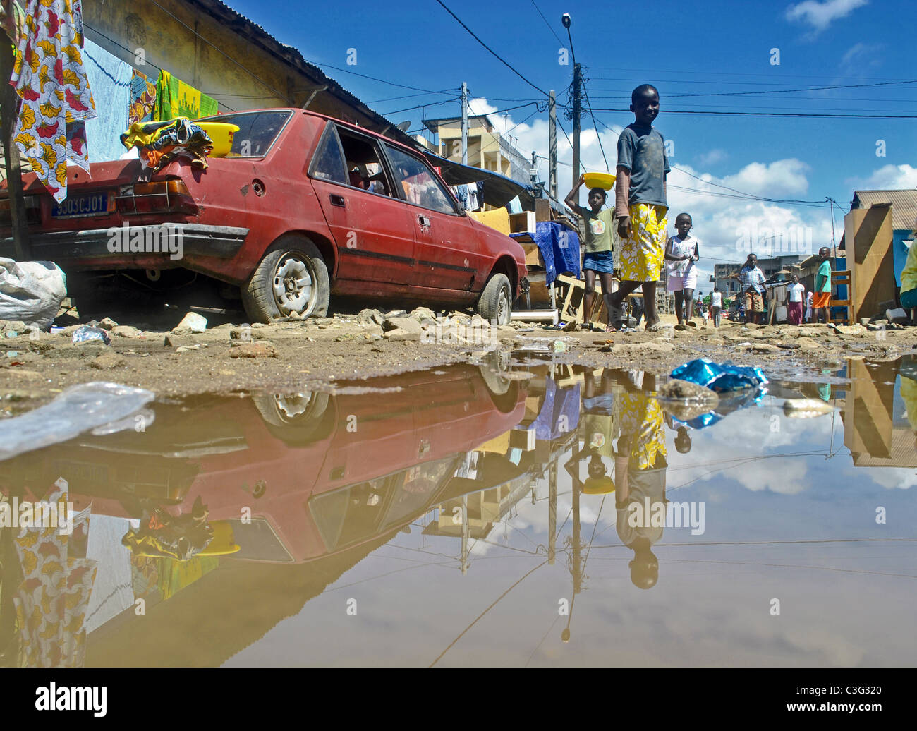 Stehendes Wasser in einer Straße in Treichville, Abidjan, Elfenbeinküste Stockfoto