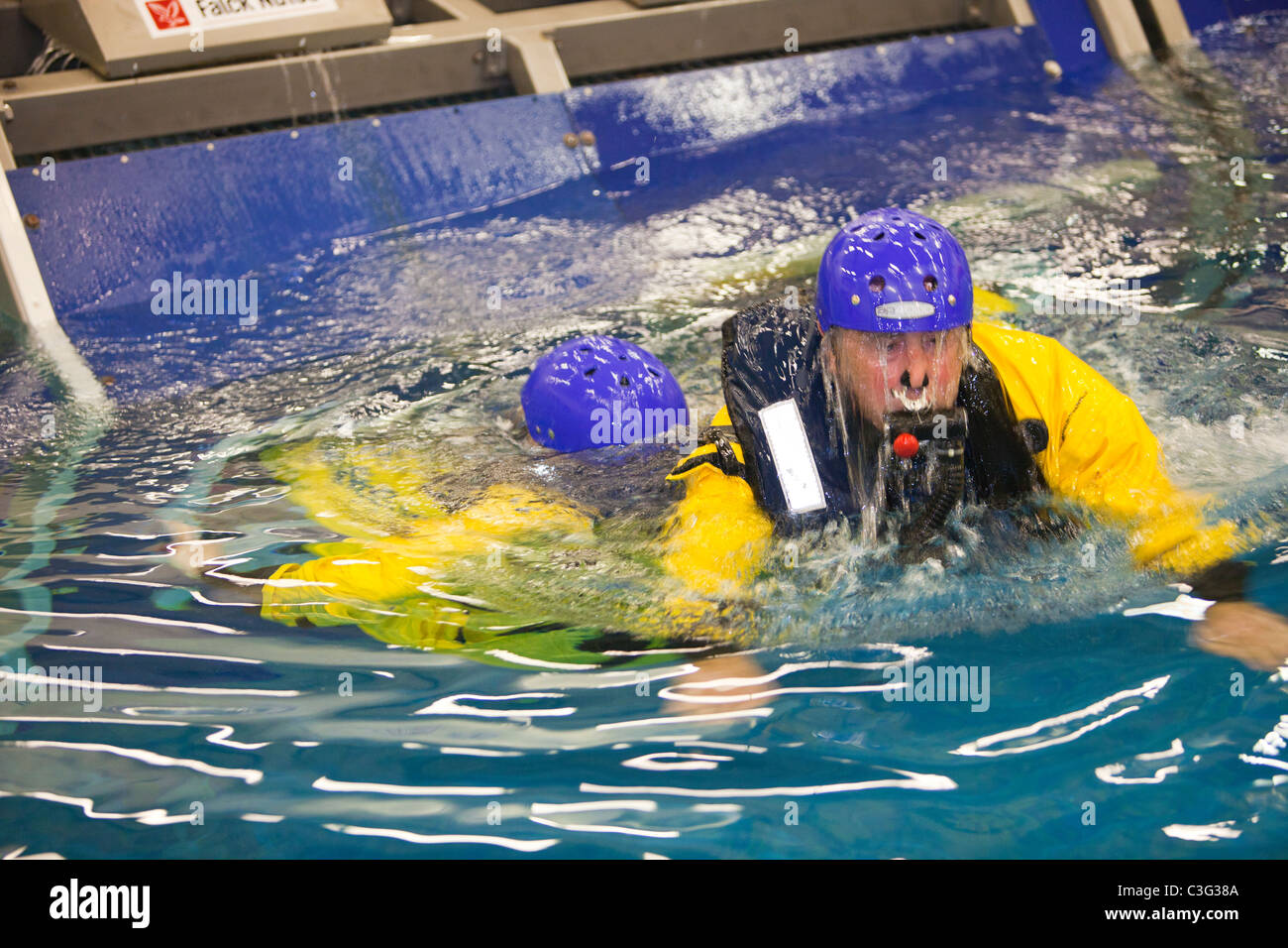 Arbeiter in der Offshore-Industrie Praxis Hubschrauber Notwasserung Evakuierung im Rahmen einer Industrie-Schulung Stockfoto