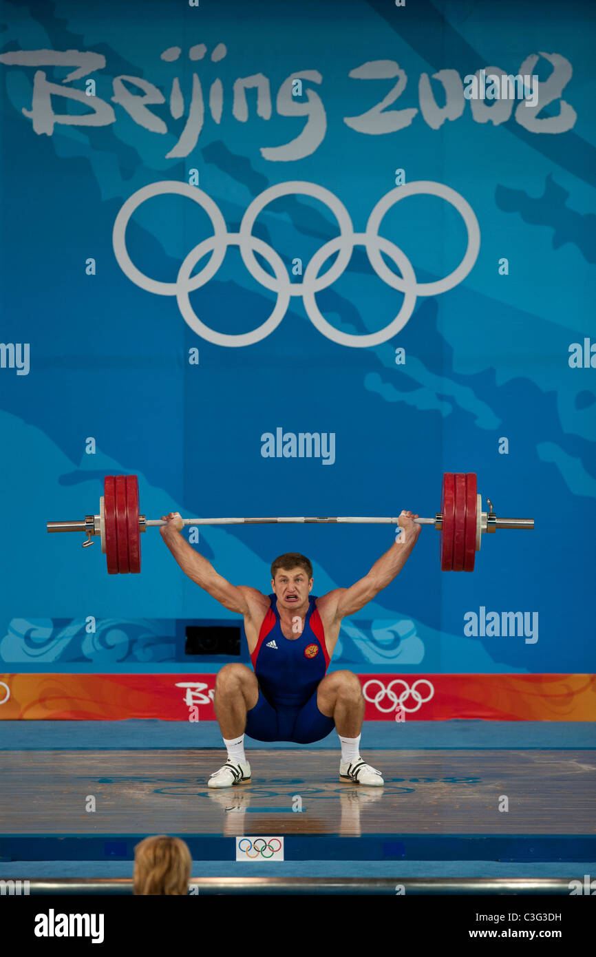 Khadzhimurat Akkaev (RUS) im Wettbewerb mit der Gewichtheben 94 kg-Klasse bei den Olympischen Sommerspielen 2008, Peking, China. Stockfoto