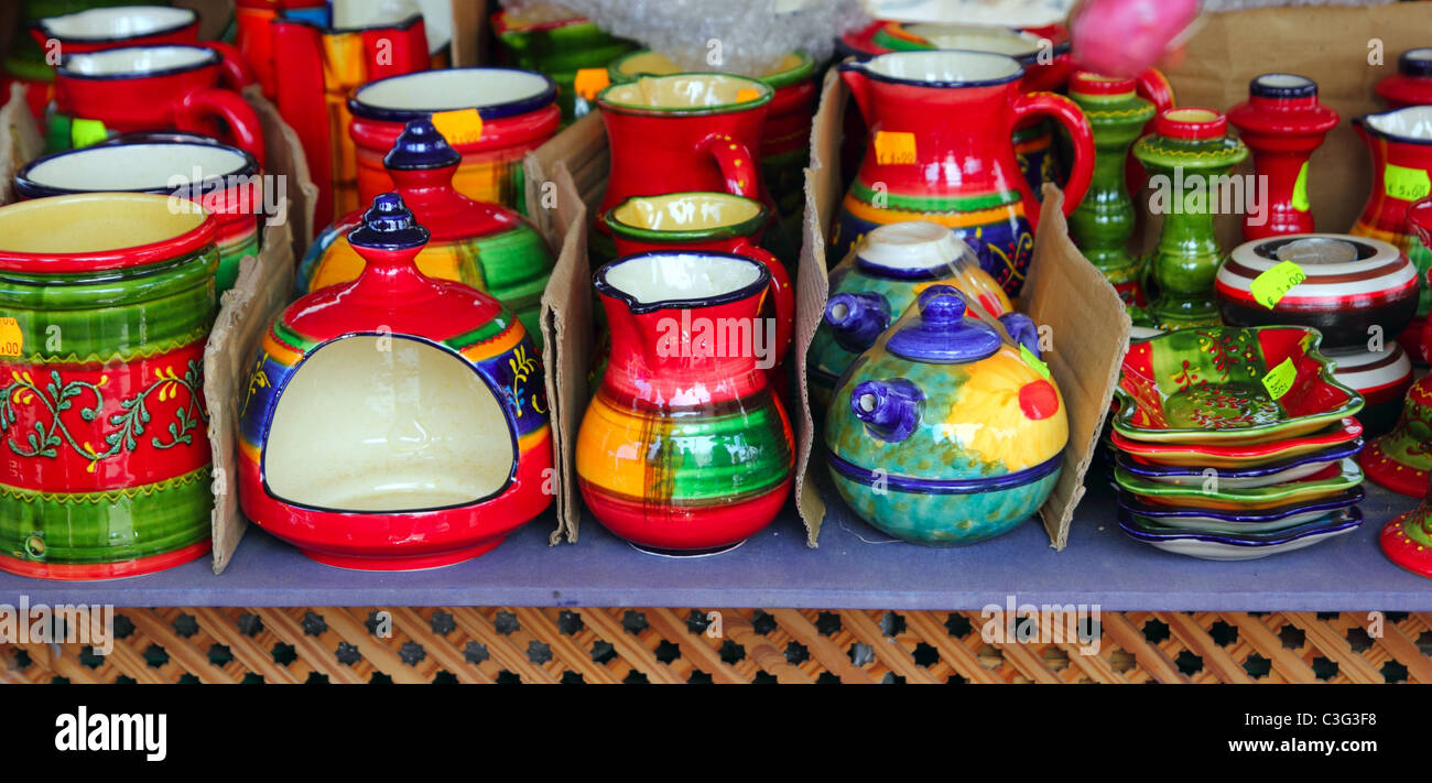 bunte Keramik Keramik bemalt Tonkrügen leuchtende Farben Stockfoto