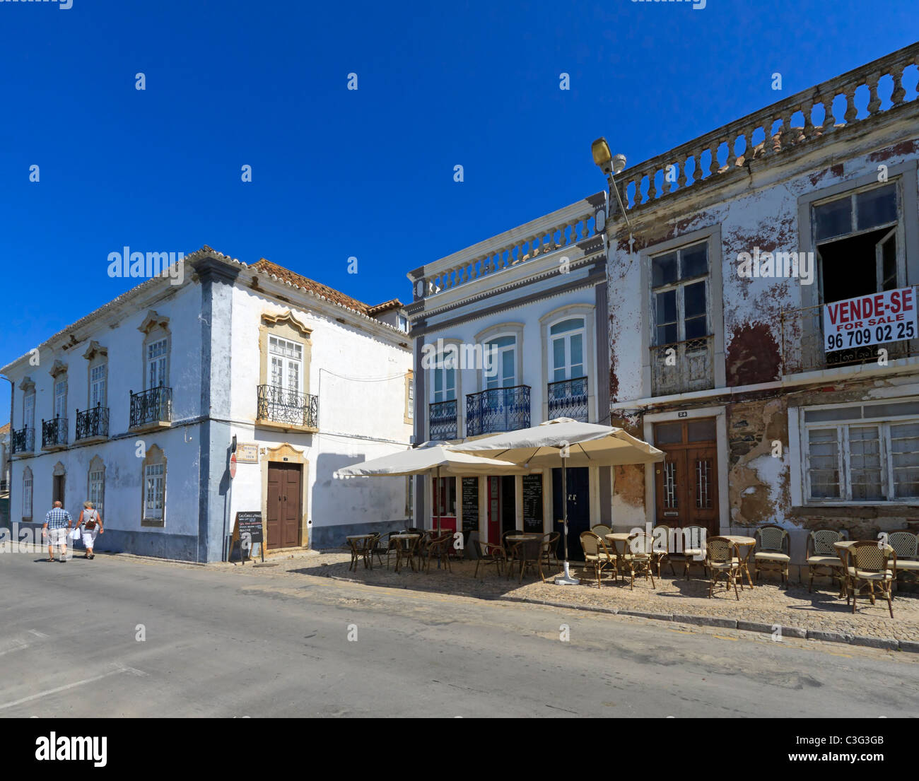 Rua Jacques Pessoa verläuft entlang des Flussufers in Tavira, Algarve, Portugal. Stockfoto