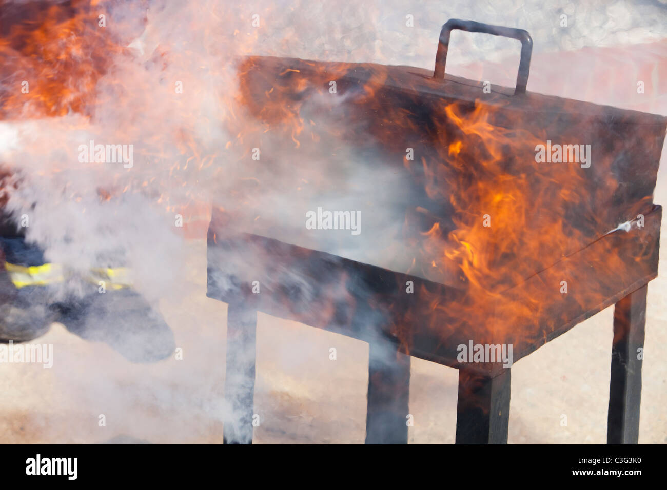 Ein Löschangriff mit einem C02-Feuerlöscher. Stockfoto