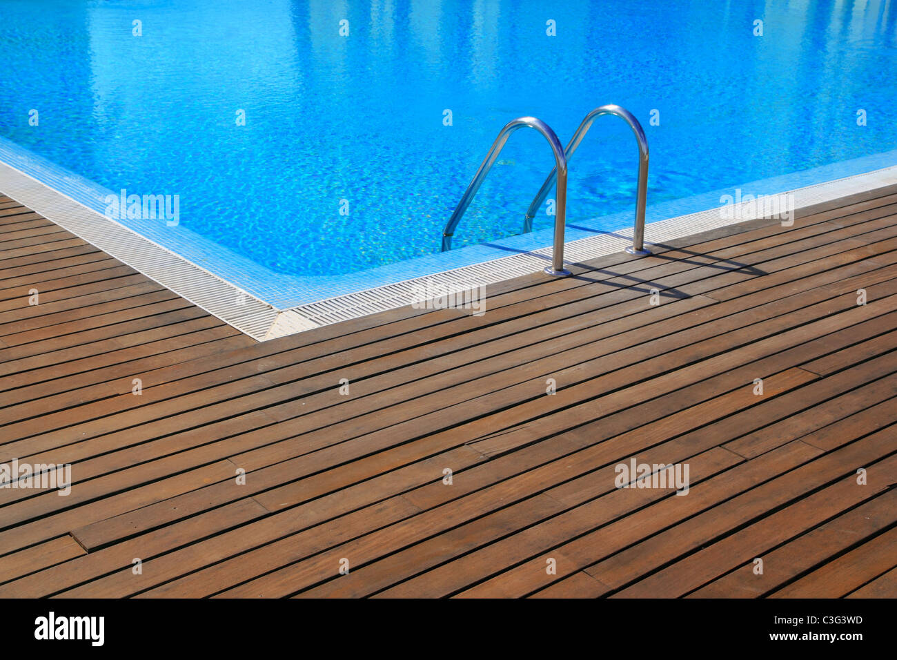 blauen Swimmingpool mit Teak Holz Fußböden Streifen Sommerurlaub Stockfoto