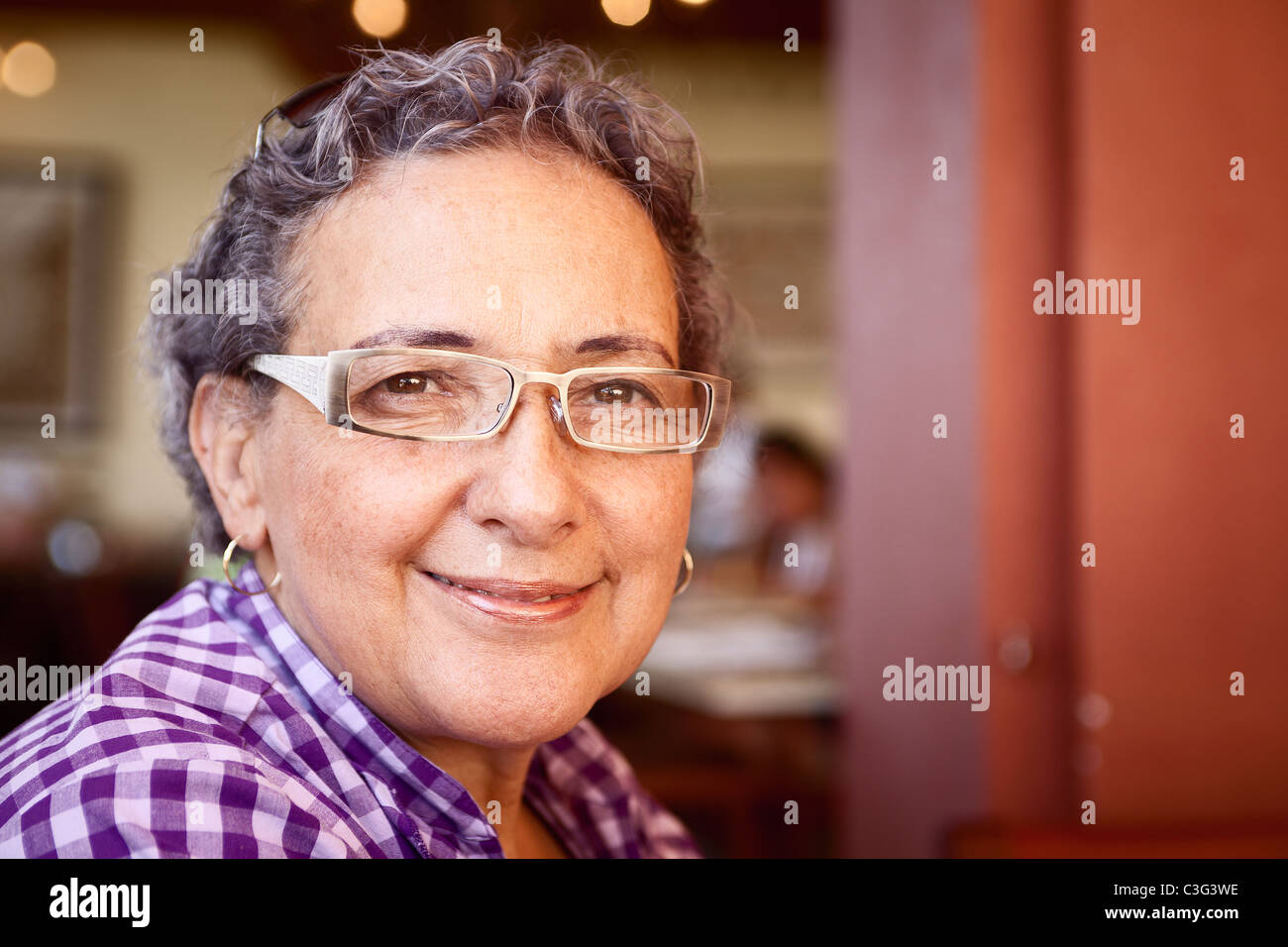 Lächelnde Hispanic Frau tragen Brillen Stockfoto