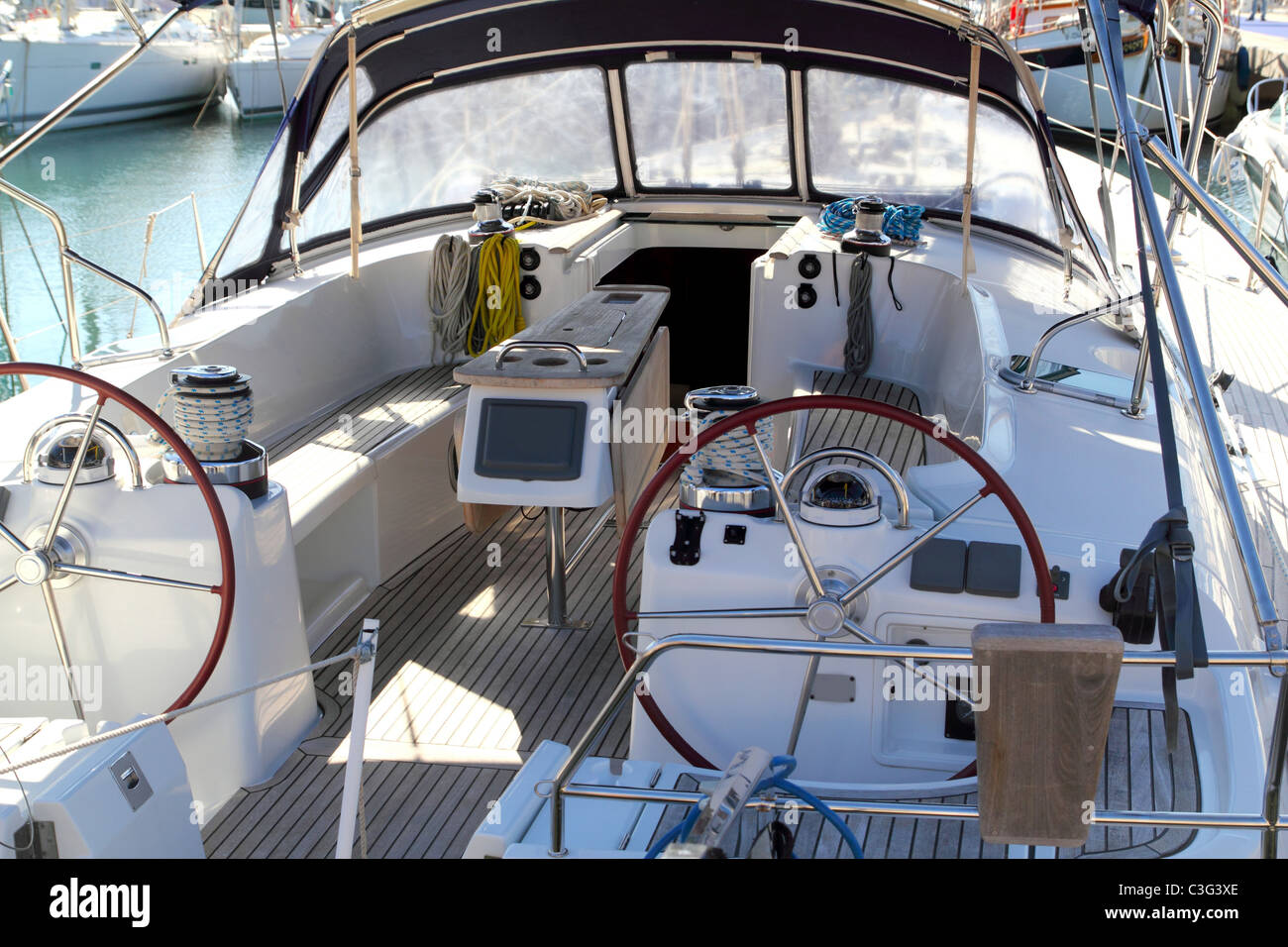 Doppel-Rad Segelboot Achterdeck Bereich vertäut im Hafen Stockfoto