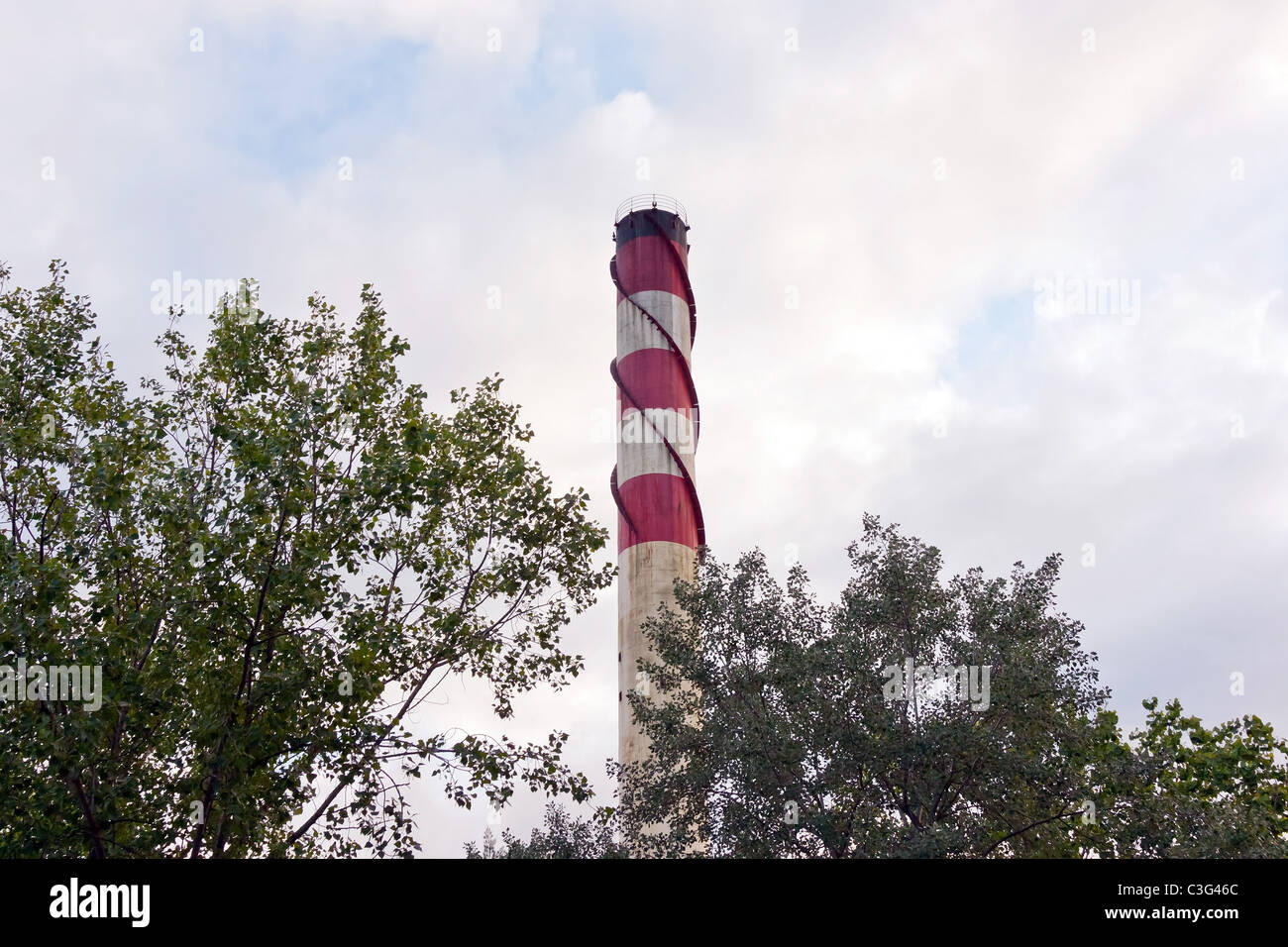 Landschaftlich von Fabrikschornsteinen ohne Rauch Stockfoto