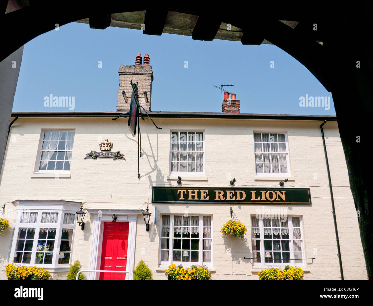 Das Red Lion Pub durch den Torbogen von der Kirche, Finchingfield, Essex, UK Stockfoto