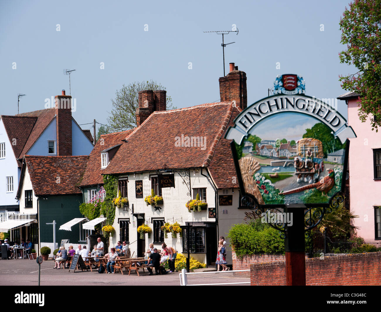 Das Fox Inn vor dem Teich im Dorf Finchingfield, Essex Stockfoto