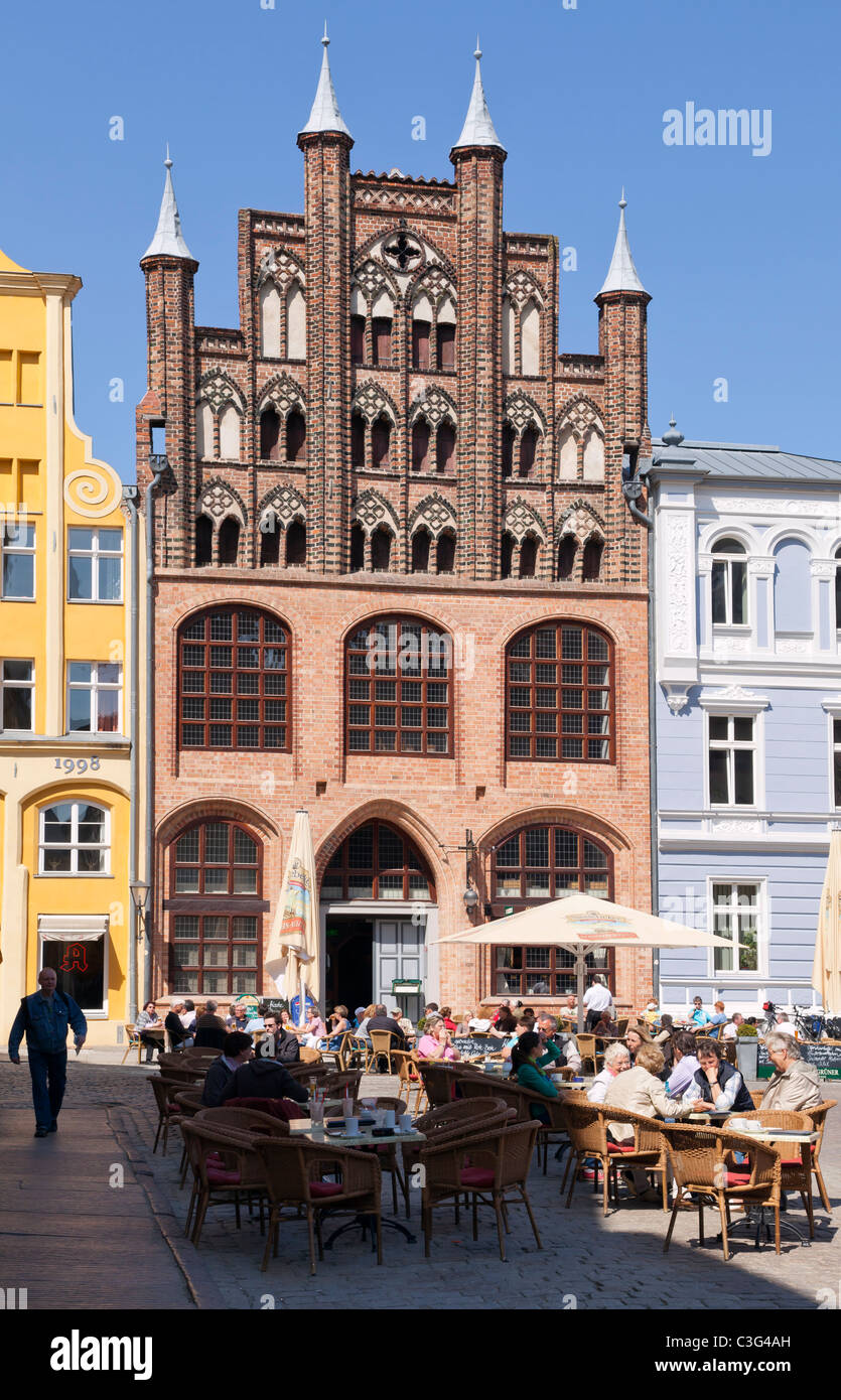 Wulflam House, Alter Markt mit Café, Stralsund, Mecklenburg Vorpommern, Deutschland Stockfoto