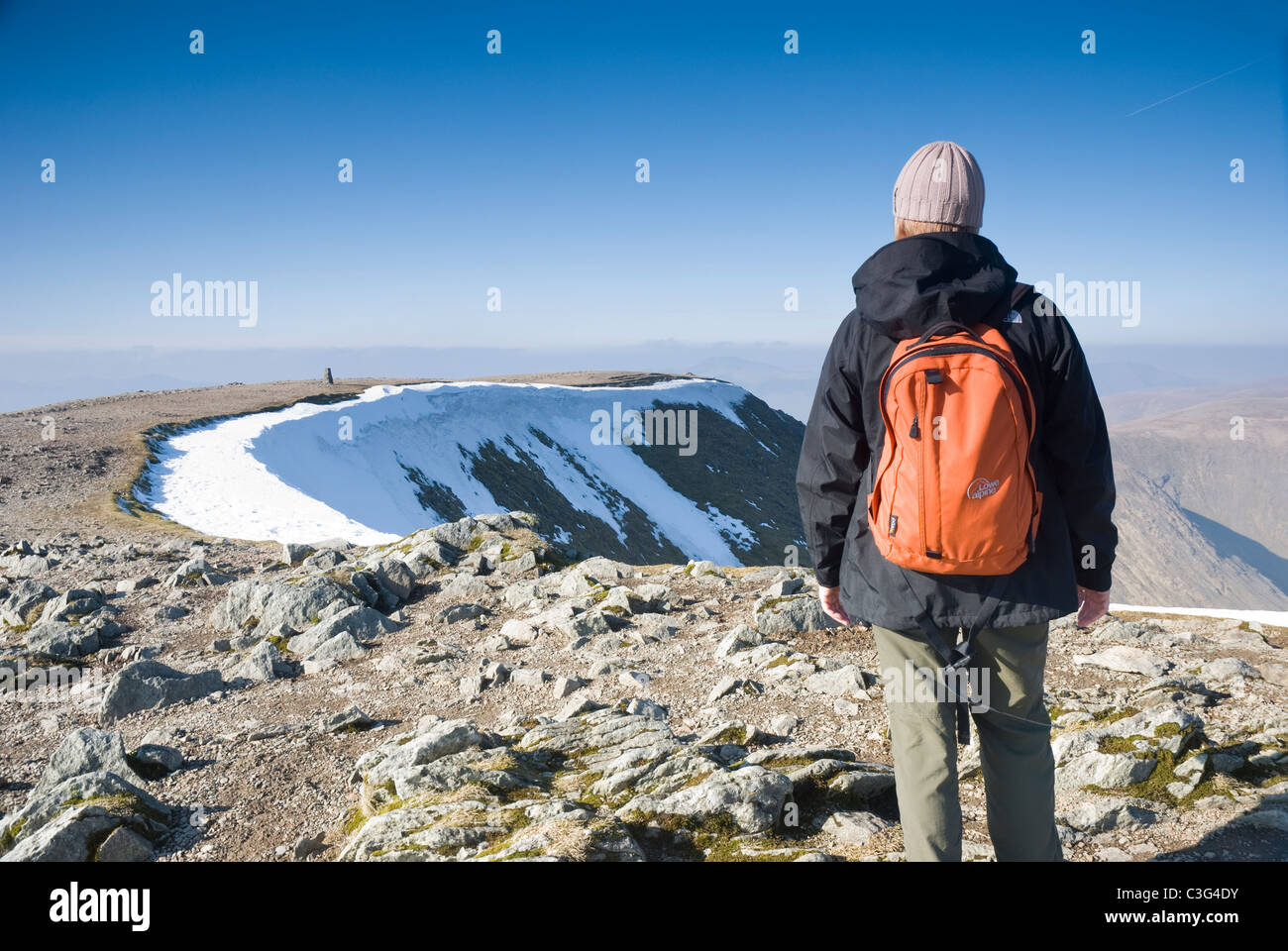 Weiblichen Hügel Walker auf Lakelandpoeten Gipfel im Winter, Lake District, Cumbria Stockfoto