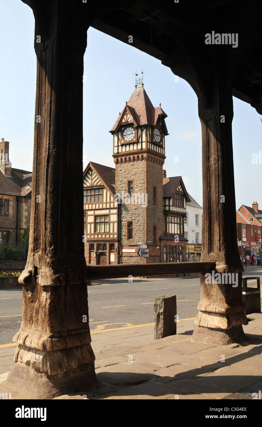 Ledbury alte Bibliothek-Uhrturm gesehen durch die Stützen des 17. Jahrhunderts Markt Haus, Herefordshire, England, UK Stockfoto