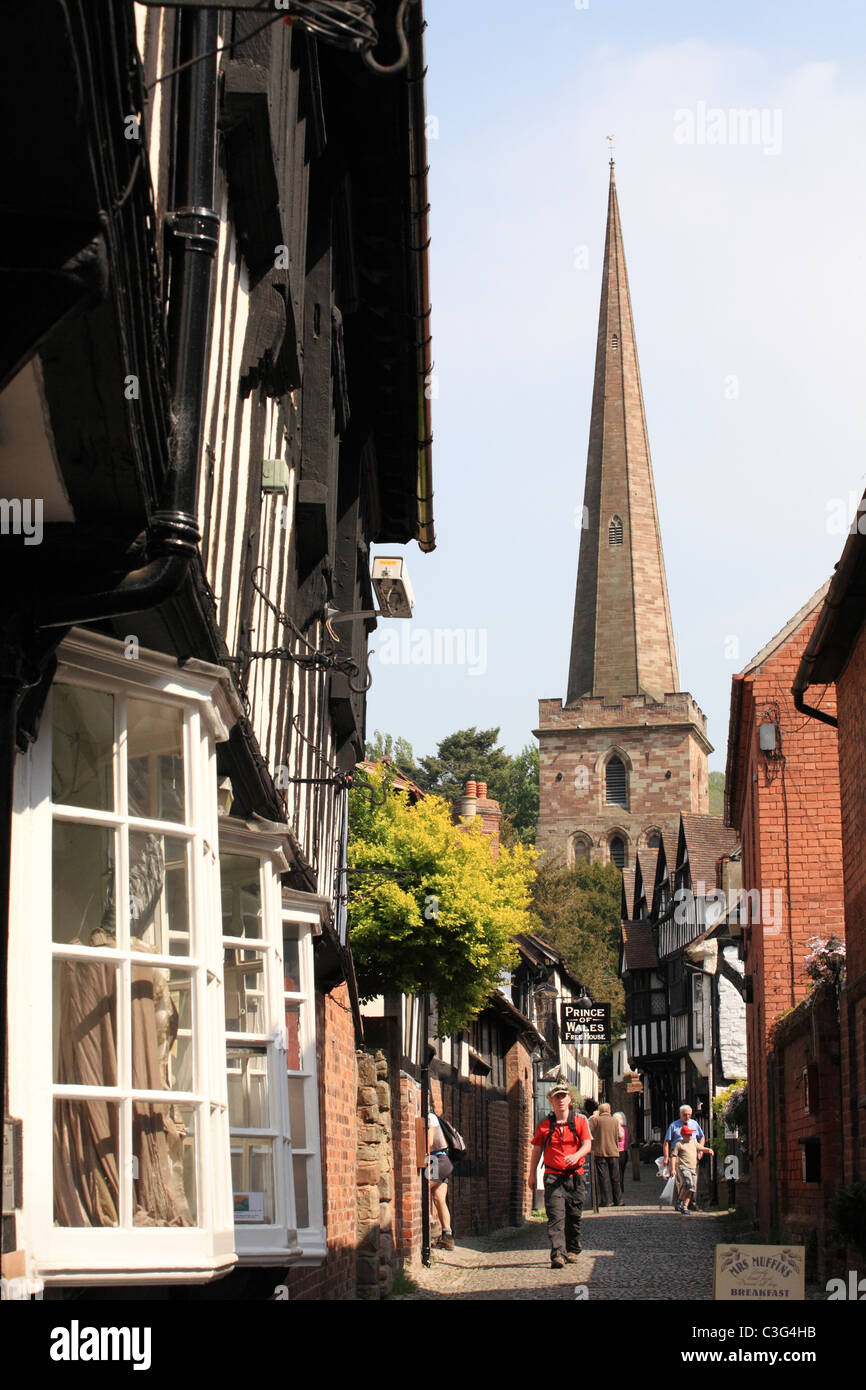 Kirche-Lane-Ledbury mit Menschen, die zu Fuß in Richtung der Kamera, Herefordshire, England, UK Stockfoto