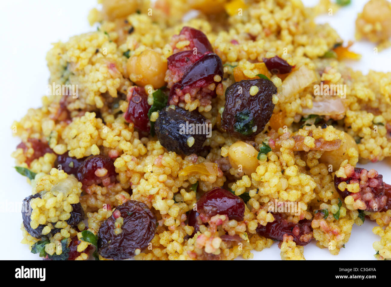 marokkanischen Stil gekleidet Couscous mit Preiselbeeren rote Zwiebel Rosinen und Kichererbsen Stockfoto