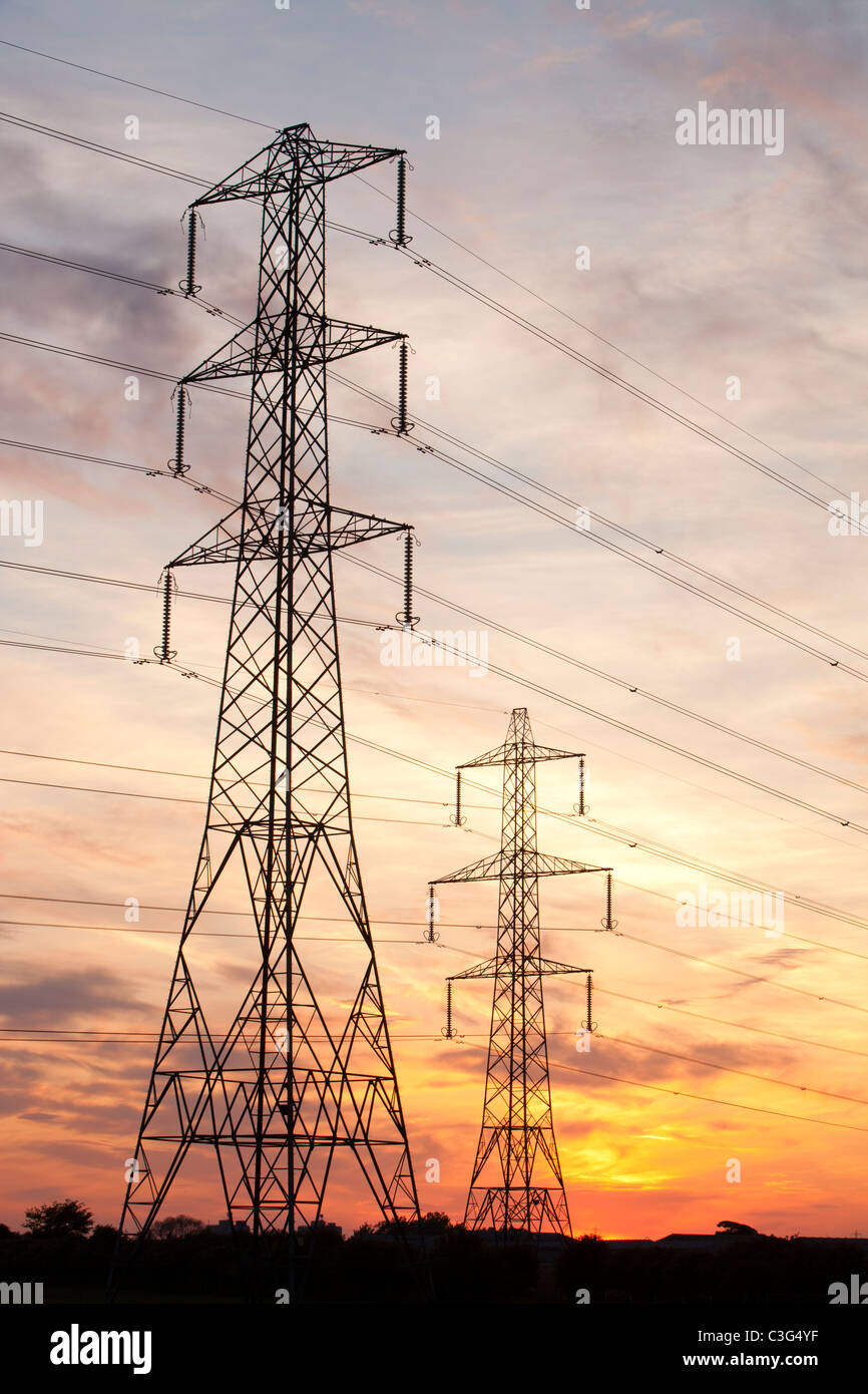 Stromleitungen und Masten bei Sonnenuntergang in Billingham, Teeside, UK. Stockfoto