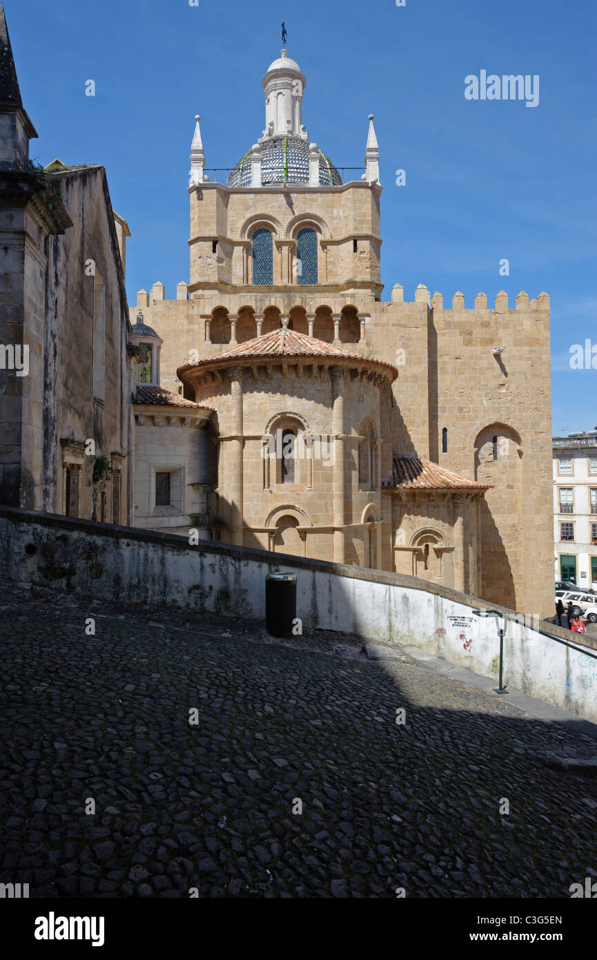 Rückansicht des Sé Velha (alte Kathedrale) in Coimbra, Portugal Stockfoto